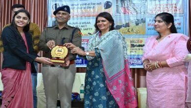 सिरोही. राष्ट्रीय सडक़ सुरक्षा माह का समापन- कार्मिकों एवं युवाओं को पुरस्कृत किया Sirohi: National Road Safety Month concludes - Employees and youth were awarded.