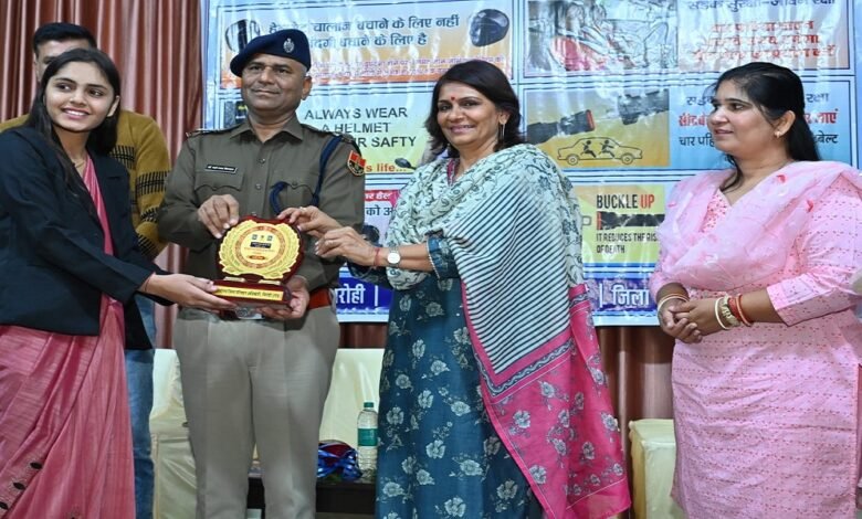 सिरोही. राष्ट्रीय सडक़ सुरक्षा माह का समापन- कार्मिकों एवं युवाओं को पुरस्कृत किया Sirohi: National Road Safety Month concludes - Employees and youth were awarded.