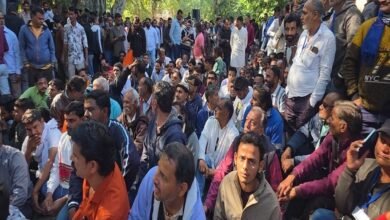 सिरोही. पिण्डवाड़ा जन संघर्ष समिति ने प्रदर्शन करते हुए जिला मुख्यालय को रेल से जोडऩे के लिए पिण्डवाड़ा होते हुए सर्वे करवाए जाने की मांग रखी Sirohi: The Pindwara Jan Sangharsh Samiti (People's Struggle Committee) held a protest demanding a survey be conducted for connecting the district headquarters to the railway network via Pindwara.