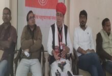 सिरोही. राष्ट्रीय पशुपालक संघ अध्यक्ष लालजी राइका ने कहा - धनबलियों को फायदा देना चाह रही सरकार- पिण्डवाड़ा में कमलेश मेटाकास्ट परियोजना रद्द करने की मांग Sirohi: National Livestock Breeders Association President Lalji Raika said -The government is trying to benefit wealthy individuals and demanded the cancellation of the Kamlesh Metacast project in Pindwara.