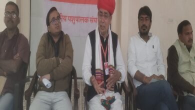 सिरोही. राष्ट्रीय पशुपालक संघ अध्यक्ष लालजी राइका ने कहा - धनबलियों को फायदा देना चाह रही सरकार- पिण्डवाड़ा में कमलेश मेटाकास्ट परियोजना रद्द करने की मांग Sirohi: National Livestock Breeders Association President Lalji Raika said -The government is trying to benefit wealthy individuals and demanded the cancellation of the Kamlesh Metacast project in Pindwara.