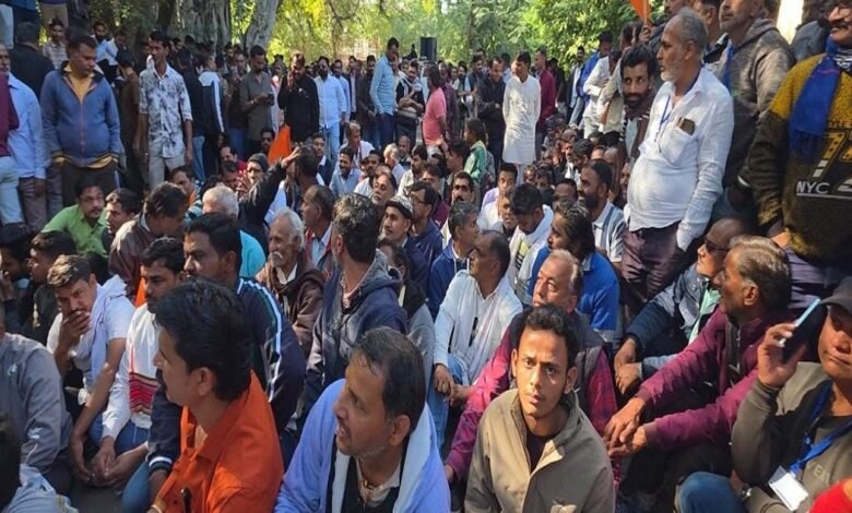 सिरोही. पिण्डवाड़ा जन संघर्ष समिति ने प्रदर्शन करते हुए जिला मुख्यालय को रेल से जोडऩे के लिए पिण्डवाड़ा होते हुए सर्वे करवाए जाने की मांग रखी Sirohi: The Pindwara Jan Sangharsh Samiti (People's Struggle Committee) held a protest demanding a survey be conducted for connecting the district headquarters to the railway network via Pindwara.