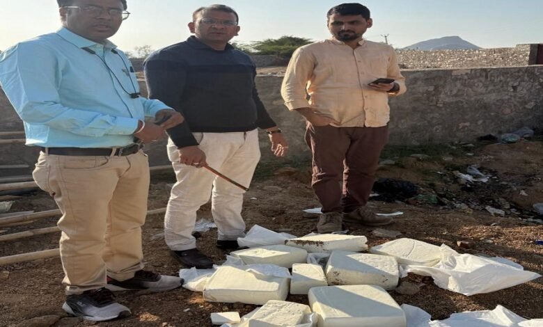 सिरोही. पिण्डवाड़ा क्षेत्र में झाड़ोली की सर्वोत्तम होटल से बड़ी मात्रा में पनीर जब्त - जिले में पाटन गुजरात से आ रहा पनीर Sirohi: A large quantity of paneer (Indian cottage cheese) was seized from a hotel sarvottam in Jhadoli Pindwara area. The paneer was being brought into the district from Patan Gujarat.