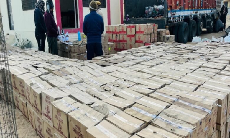 सिरोही. मंडार में पुलिस ने गुजरात जा रही एक करोड़ की शराब पकड़ी Sirohi: Police in Mandar seized liquor worth one crore rupees that was being smuggled to Gujarat.
