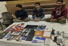 सिरोही. सरूपगंज पुलिस ने राजहंस होटल में चल रहे ऑनलाइन गेमिंग रैकेट का भंडाफोड़ करते हुए तीन जनों को गिरफ्तार किया Sirohi: Sarupganj police busted an online gaming racket operating at Rajhans Hotel and arrested three people.