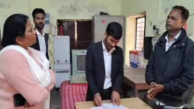 सिरोही. जिला विधिक सेवा प्राधिकरण की ओर से शहर में संचालित रैन बसेरों का निरीक्षण- पेयजल की किल्लत- टंकी से पी रहे पानी Sirohi: District Legal Services Authority inspects night shelters in the city - Water shortage - People drinking water from the tank.