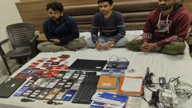 सिरोही. सरूपगंज पुलिस ने राजहंस होटल में चल रहे ऑनलाइन गेमिंग रैकेट का भंडाफोड़ करते हुए तीन जनों को गिरफ्तार किया Sirohi: Sarupganj police busted an online gaming racket operating at Rajhans Hotel and arrested three people.