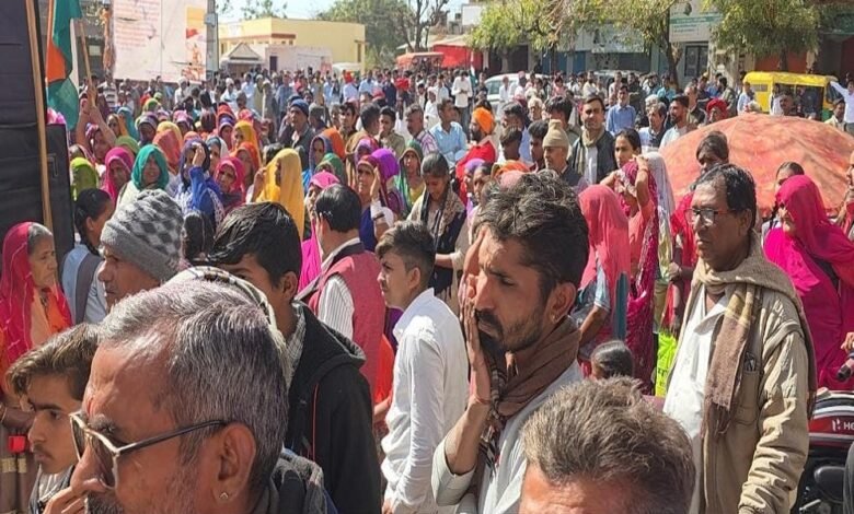 सिरोही. पिण्डवाड़ा क्षेत्र में प्रस्तावित कमलेश मेटाकास्ट खनन परियोजना को निरस्त कराए जाने की मांग- पदयात्रा को मिला जनसमर्थन Sirohi: The demand to cancel the proposed Kamlesh Metacast mining project in the Pindwara area - receives public support during a protest march.