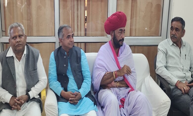 सिरोही. पंचायतराज राज्यमंत्री ओटाराम देवासी ने बताया कि बजट घोषणाओं में सिरोही जिले को कई बड़ी सौगातें मिली हैं। Sirohi. Minister of State for Panchayat Raj Otaram Dewasi said that Sirohi district has received many big gifts in the budget announcements.