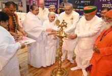 सिरोही. आबूरोड के ब्रह्माकुमारी संस्थान में त्रिमूर्ति शिव जयंती महोत्सव में पहुंचे केंद्रीय विधि एवं न्याय राज्यमंत्री अर्जुनराम मेघवाल Sirohi: Union Minister of State for Law and Justice Arjun Ram Meghwal arrived at the Brahma Kumari Institute in Abu Road to attend the Trimurti Shiv Jayanti festival.