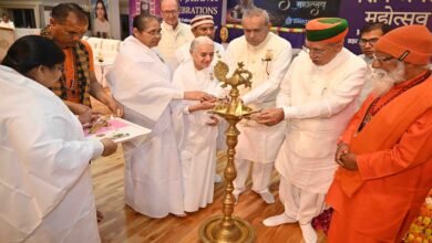 सिरोही. आबूरोड के ब्रह्माकुमारी संस्थान में त्रिमूर्ति शिव जयंती महोत्सव में पहुंचे केंद्रीय विधि एवं न्याय राज्यमंत्री अर्जुनराम मेघवाल Sirohi: Union Minister of State for Law and Justice Arjun Ram Meghwal arrived at the Brahma Kumari Institute in Abu Road to attend the Trimurti Shiv Jayanti festival.