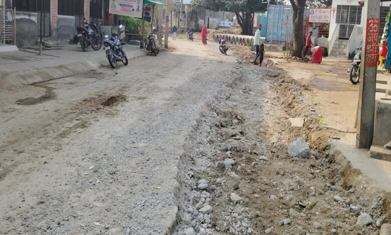 सिरोही. वाटेरा ग्राम पंचायत में सीवरेज के नाम पर गौरव पथ तोड़ दिया - अब पुलिस में एफआईआर Sirohi. Gaurav Path in Watera Gram Panchayat demolished in the name of sewerage - now FIR lodged with police