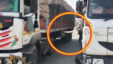 सिरोही. हाईवे पर ओवरटेक को लेकर हुए विवाद में एक ट्रोलर चालक ने सरे राह तलवार निकाल ली Sirohi: A trolley driver pulled out a sword in public during a dispute over overtaking on the highway.