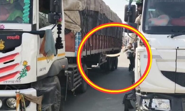 सिरोही. हाईवे पर ओवरटेक को लेकर हुए विवाद में एक ट्रोलर चालक ने सरे राह तलवार निकाल ली Sirohi: A trolley driver pulled out a sword in public during a dispute over overtaking on the highway.