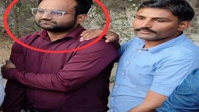 सिरोही. रेवदर पंचायत समिति की ग्राम पंचायत उड़वारिया में कैटल शेड बनाने की एवज में 80 हजार रुपए रिश्वत ले रहे जेटीए को भ्रष्टाचार निरोधक ब्यूरो ने रंगे हाथ गिरफ्तार कर लिया Sirohi: The Anti-Corruption Bureau arrested a JTA red-handed while accepting a bribe of ₹80000 for constructing a cattle shed in the village panchayat of Udwariya under the Revdar Panchayat Samiti.