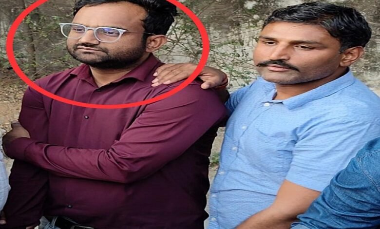 सिरोही. रेवदर पंचायत समिति की ग्राम पंचायत उड़वारिया में कैटल शेड बनाने की एवज में 80 हजार रुपए रिश्वत ले रहे जेटीए को भ्रष्टाचार निरोधक ब्यूरो ने रंगे हाथ गिरफ्तार कर लिया Sirohi: The Anti-Corruption Bureau arrested a JTA red-handed while accepting a bribe of ₹80000 for constructing a cattle shed in the village panchayat of Udwariya under the Revdar Panchayat Samiti.