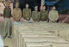 सिरोही. मंडार थाना पुलिस ने सोयाबड़ी की आड़ में गुजरात जा रही शराब की बड़ी खेप जब्त की Sirohi: Mandar police station officers seized a large consignment of liquor being smuggled to Gujarat, hidden among soy chunks.