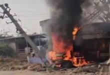 सिरोही. हाईवे पर अनादरा चौराहे के समीप ट्रोलर की टक्कर से कार में आग लग गई Sirohi: A car caught fire after being hit by a trailer near Anadra intersection on the highway.