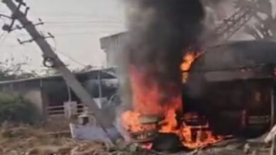 सिरोही. हाईवे पर अनादरा चौराहे के समीप ट्रोलर की टक्कर से कार में आग लग गई Sirohi: A car caught fire after being hit by a trailer near Anadra intersection on the highway.