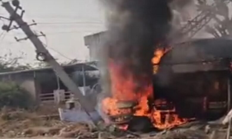 सिरोही. हाईवे पर अनादरा चौराहे के समीप ट्रोलर की टक्कर से कार में आग लग गई Sirohi: A car caught fire after being hit by a trailer near Anadra intersection on the highway.