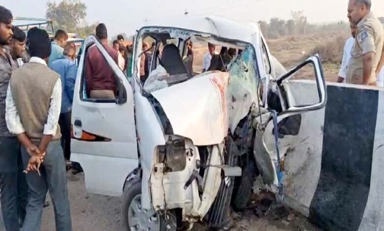 सिरोही. आबूरोड-मेहसाणा मार्ग पर सडक़ हादसे में पाली जिले के एक ही परिवार के चार जनों की मौत Sirohi: Four members of a family from Pali district died in a road accident on the Abu Road-Mehsana road.