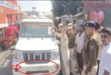 सिरोही. बिना नम्बरी वाहन पर राजकॉप एप स्टीकर लगा रही मंडार पुलिस Sirohi. Mandar police are putting RajCop app stickers on vehicles without number plates.