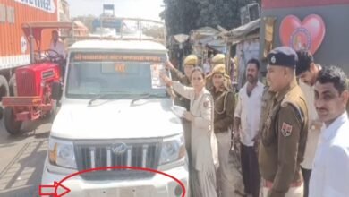 सिरोही. बिना नम्बरी वाहन पर राजकॉप एप स्टीकर लगा रही मंडार पुलिस Sirohi. Mandar police are putting RajCop app stickers on vehicles without number plates.