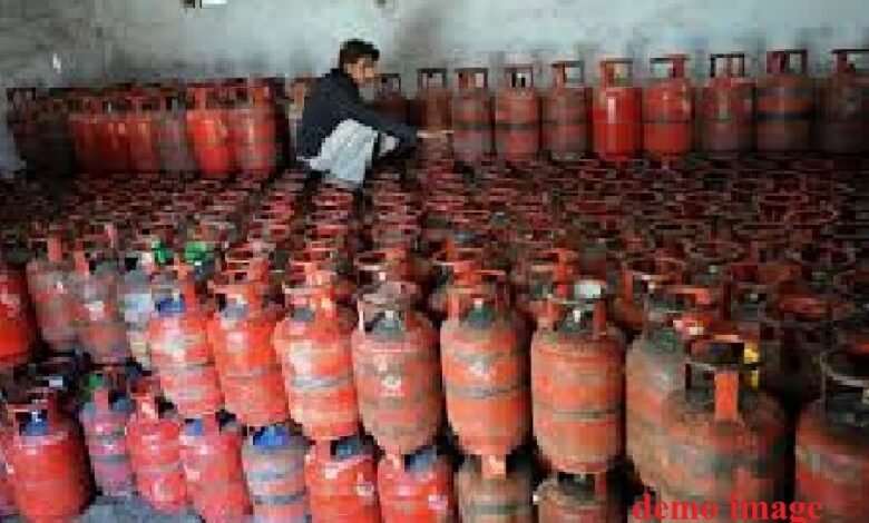 सिरोही. जिले में घरेलू एलपीजी की पर्याप्त उपलब्धता- गैस सिलेंडरों की जमाखोरी व कालाबाजारी पर कसेगी नकेल Sirohi: Adequate availability of domestic LPG in the district – hoarding and black marketing of gas cylinders will be curbed.