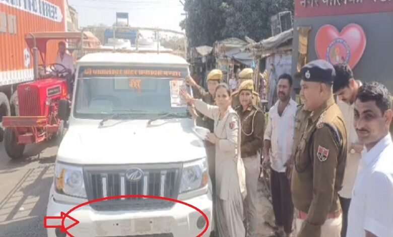 सिरोही. बिना नम्बरी वाहन पर राजकॉप एप स्टीकर लगा रही मंडार पुलिस Sirohi. Mandar police are putting RajCop app stickers on vehicles without number plates.