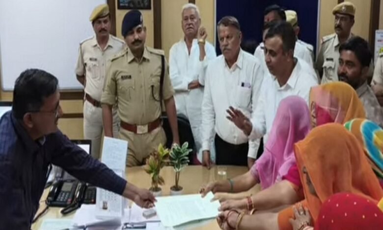 जालोर. गणपतसिंह मांडोली हत्याकांड मामले की जांच सीबीआई से करवाने की मांग - सर्व समाज का प्रदर्शन Jalore: Demand for a CBI Probe into the Ganpat Singh Mandoli Murder Case — Protest by the Entire Community