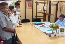 जालोर. गणपतसिंह मांडोली हत्याकांड मामले में न्याय मांग रहे परिवार का आरोप- अनशन तुड़वाने के लिए दबाव में कार्य कर रही पुलिस Jalore: The family seeking justice in the Ganpat Singh Mandoli murder case alleges that the police are acting under pressure to break the hunger strike.