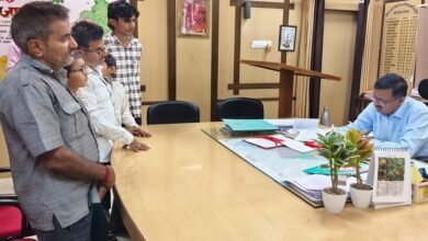 जालोर. गणपतसिंह मांडोली हत्याकांड मामले में न्याय मांग रहे परिवार का आरोप- अनशन तुड़वाने के लिए दबाव में कार्य कर रही पुलिस Jalore: The family seeking justice in the Ganpat Singh Mandoli murder case alleges that the police are acting under pressure to break the hunger strike.