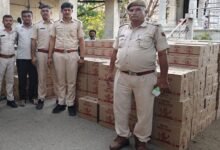 सिरोही. अलवर डिस्टलरी से आबूरोड के सरकारी गोदाम के लिए लोड की गई शराब की खेप गुजरात बॉर्डर पर जब्त कर ली गई Sirohi: A consignment of liquor loaded at the Alwar Distillery and bound for the government warehouse in Abu Road was seized at the Gujarat border.