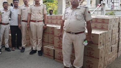 सिरोही. अलवर डिस्टलरी से आबूरोड के सरकारी गोदाम के लिए लोड की गई शराब की खेप गुजरात बॉर्डर पर जब्त कर ली गई Sirohi: A consignment of liquor loaded at the Alwar Distillery and bound for the government warehouse in Abu Road was seized at the Gujarat border.