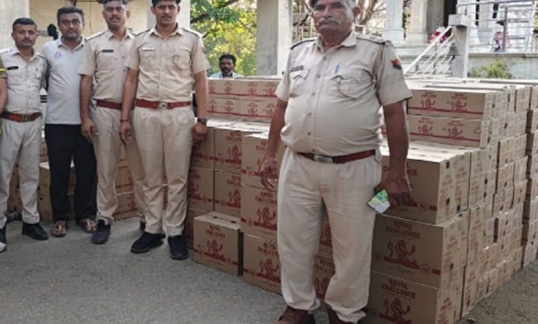 सिरोही. अलवर डिस्टलरी से आबूरोड के सरकारी गोदाम के लिए लोड की गई शराब की खेप गुजरात बॉर्डर पर जब्त कर ली गई Sirohi: A consignment of liquor loaded at the Alwar Distillery and bound for the government warehouse in Abu Road was seized at the Gujarat border.