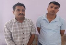 उदयपुर. मांडवा थाने में भ्रष्टाचार निरोधक ब्यूरो की कार्रवाई - थानाधिकारी निर्मल खत्री व कांस्टेबल भालाराम रंगे हाथ गिरफ्तार Udaipur: Anti-Corruption Bureau Action at Mandwa Police Station — Station House Officer Nirmal Khatri and Constable Bhalaram Arrested Red-Handed.