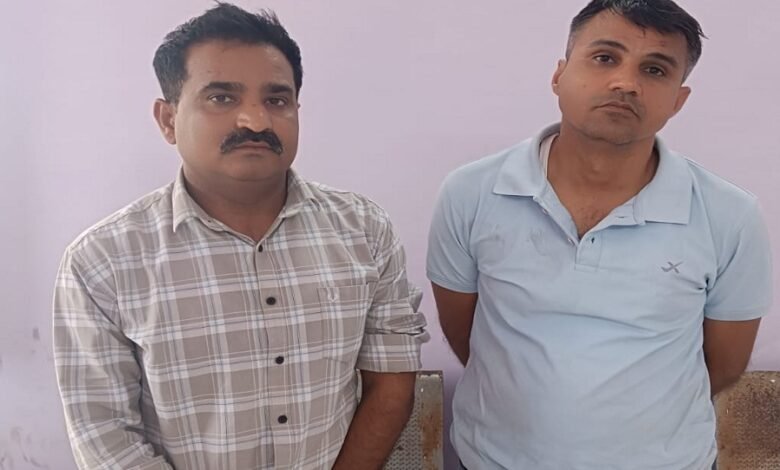 उदयपुर. मांडवा थाने में भ्रष्टाचार निरोधक ब्यूरो की कार्रवाई - थानाधिकारी निर्मल खत्री व कांस्टेबल भालाराम रंगे हाथ गिरफ्तार Udaipur: Anti-Corruption Bureau Action at Mandwa Police Station — Station House Officer Nirmal Khatri and Constable Bhalaram Arrested Red-Handed.