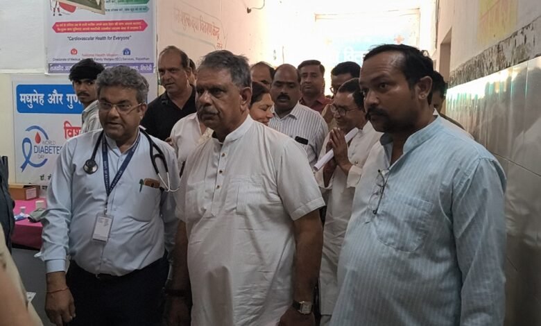 सिरोही. चिकित्सा एवं स्वास्थ्य मंत्री गजेंद्रसिंह ने जिला अस्पताल का जायजा लिया - सफाई के कुप्रबंधन पर नाराज नजर आए Sirohi: Medical and Health Minister Gajendra Singh inspected the District Hospital—he appeared displeased with the mismanagement of sanitation.