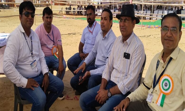 सिरोही. पशुपालन विभाग में अधिकारी को एपीओ किए जाने के मामले में कार्मिकों ने विरोध जताया Sirohi: Animal Husbandry Department employees protested against the APO of an officer.