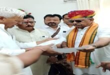 सिरोही . स्वास्थ्य मंत्री गजेंद्रसिंह के सामने भाजपा पदाधिकारियों ने रखी पीड़ा- कहा मरीजों को सुविधा नहीं मिल रही और अधिकारी भी नहीं सुन रहे सिरोही . भाजपा पदाधिकारियों ने आरोप लगाया लचर स्वास्थ्य सेवाओं से दुखी हो रहे लोग Sirohi: BJP office-bearers voiced their grievances before Health Minister Gajendra Singh stating that patients are not receiving adequate facilities and officials are failing to heed their concerns. Sirohi: BJP office-bearers They alleged that the public is suffering due to the abysmal state of healthcare services.