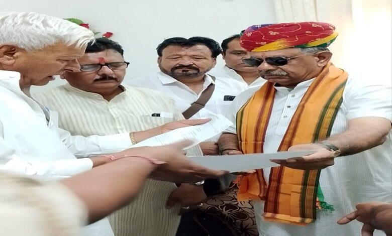 सिरोही . स्वास्थ्य मंत्री गजेंद्रसिंह के सामने भाजपा पदाधिकारियों ने रखी पीड़ा- कहा मरीजों को सुविधा नहीं मिल रही और अधिकारी भी नहीं सुन रहे सिरोही . भाजपा पदाधिकारियों ने आरोप लगाया लचर स्वास्थ्य सेवाओं से दुखी हो रहे लोग Sirohi: BJP office-bearers voiced their grievances before Health Minister Gajendra Singh stating that patients are not receiving adequate facilities and officials are failing to heed their concerns. Sirohi: BJP office-bearers They alleged that the public is suffering due to the abysmal state of healthcare services.