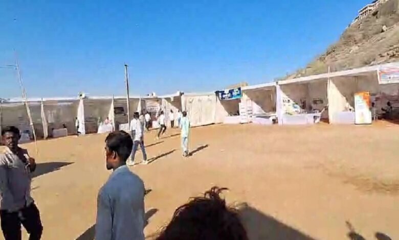 सिरोही. मंडार में लीलाधारी महादेव पशु मेले का शनिवार को ध्वजारोहण के साथ आगाज सिरोही. मंडार में उपेक्षा से नाराज विधायक पशु मेला छोड़ निकल गए सिरोही. मंडार में मेला स्थल पर खाली नजर आए स्टॉल व पांडाल Sirohi. The Leeladhari Mahadev cattle fair in Mandar began with the flag hoisting ceremony on Saturday. Sirohi. The MLA, upset with the neglect in Mandar, left the cattle fair. Sirohi. The stalls and pandals at the fair site in Mandar were empty.