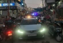 Sirohi. Complexes without parking spaces are causing traffic jams with ambulances stuck in the traffic jam. सिरोही. बिना पार्किंग स्पेस वाले कॉम्प्लेक्स ट्रैफिक जाम का कारण बन रहे हैं और एंबुलेंस ट्रैफिक जाम में फंस रही हैं।