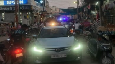 Sirohi. Complexes without parking spaces are causing traffic jams with ambulances stuck in the traffic jam. सिरोही. बिना पार्किंग स्पेस वाले कॉम्प्लेक्स ट्रैफिक जाम का कारण बन रहे हैं और एंबुलेंस ट्रैफिक जाम में फंस रही हैं।