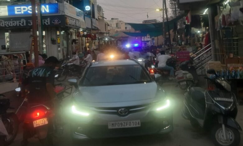 Sirohi. Complexes without parking spaces are causing traffic jams with ambulances stuck in the traffic jam. सिरोही. बिना पार्किंग स्पेस वाले कॉम्प्लेक्स ट्रैफिक जाम का कारण बन रहे हैं और एंबुलेंस ट्रैफिक जाम में फंस रही हैं।