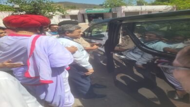 सिरोही. चिकित्सा एवं स्वास्थ्य मंत्री से चिपकने के चक्कर में राज्यमंत्री को क्रॉस करते रहे जिला अस्पताल पीएमओ Sirohi: In an attempt to ingratiate himself with the Minister of Medical and Health the District Hospital PMO repeatedly bypassed the Minister of State.