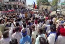 सिरोही. खांबल गांव में बाबा साहेब की प्रतिमा को खंडित किए जाने पर ग्रामीणों में आक्रोश सिरोही. गुस्साए ग्रामीणों ने खाम्बल से सिरोही के लिए निकाली पदयात्रा Sirohi: Villagers outraged over the desecration of Babasaheb's statue in Khambal village. Sirohi: Angry villagers stage a protest march from Khambal to Sirohi.