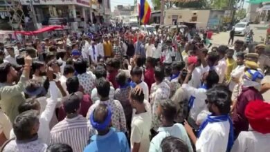 सिरोही. खांबल गांव में बाबा साहेब की प्रतिमा को खंडित किए जाने पर ग्रामीणों में आक्रोश सिरोही. गुस्साए ग्रामीणों ने खाम्बल से सिरोही के लिए निकाली पदयात्रा Sirohi: Villagers outraged over the desecration of Babasaheb's statue in Khambal village. Sirohi: Angry villagers stage a protest march from Khambal to Sirohi.