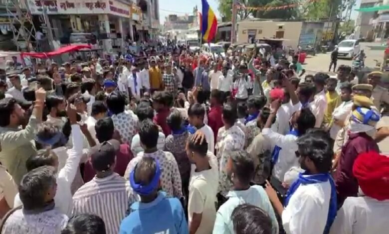 सिरोही. खांबल गांव में बाबा साहेब की प्रतिमा को खंडित किए जाने पर ग्रामीणों में आक्रोश सिरोही. गुस्साए ग्रामीणों ने खाम्बल से सिरोही के लिए निकाली पदयात्रा Sirohi: Villagers outraged over the desecration of Babasaheb's statue in Khambal village. Sirohi: Angry villagers stage a protest march from Khambal to Sirohi.