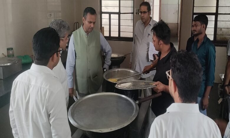 सिरोही. राजकीय मेडिकल कॉलेज में सफाई के कुप्रबंध पर कलक्टर ने लगाया 5000 जुर्माना सिरोही. राजकीय मेडिकल कॉलेज प्रिंसीपल को रिश्वत लेते पकड़ा पर व्यवस्थाएं अब भी कमजोर - चार माह बाद भी न तो महकमा सुधार पाया और न प्रशासन Sirohi: Collector Imposes ₹5,000 Fine for Poor Sanitation Management at Government Medical College Sirohi: Government Medical College Principal Caught Accepting Bribe Yet Systems Remain Weak—Even After Four Months Neither the Department Nor the Administration Has Managed to Effect Improvements